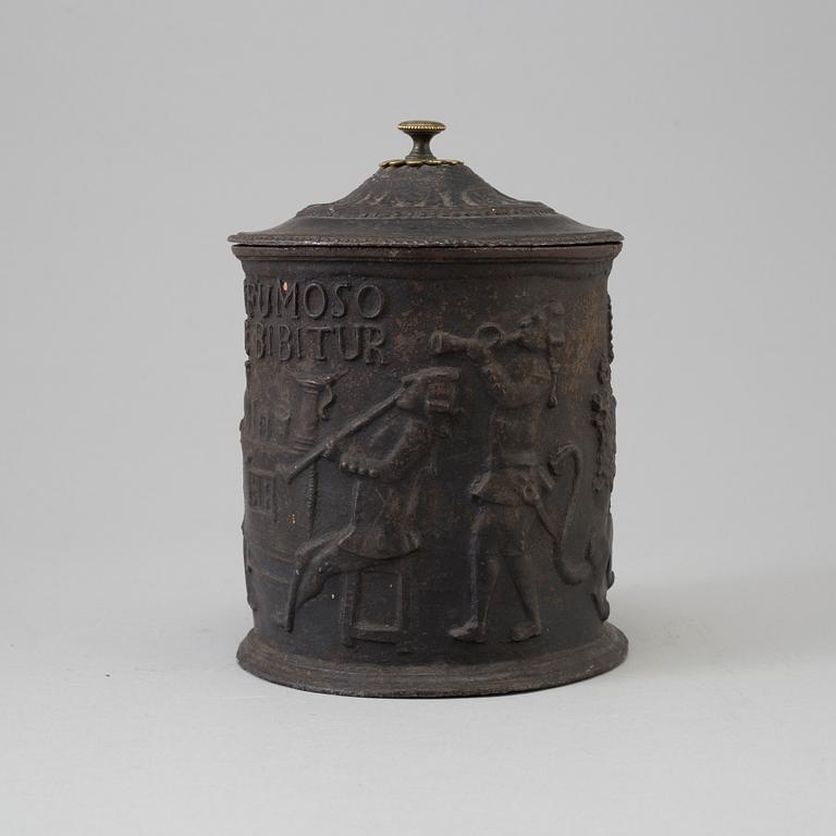 TOBAKSBURK, gjutjärn, Hellefors bruk, daterad 1791.