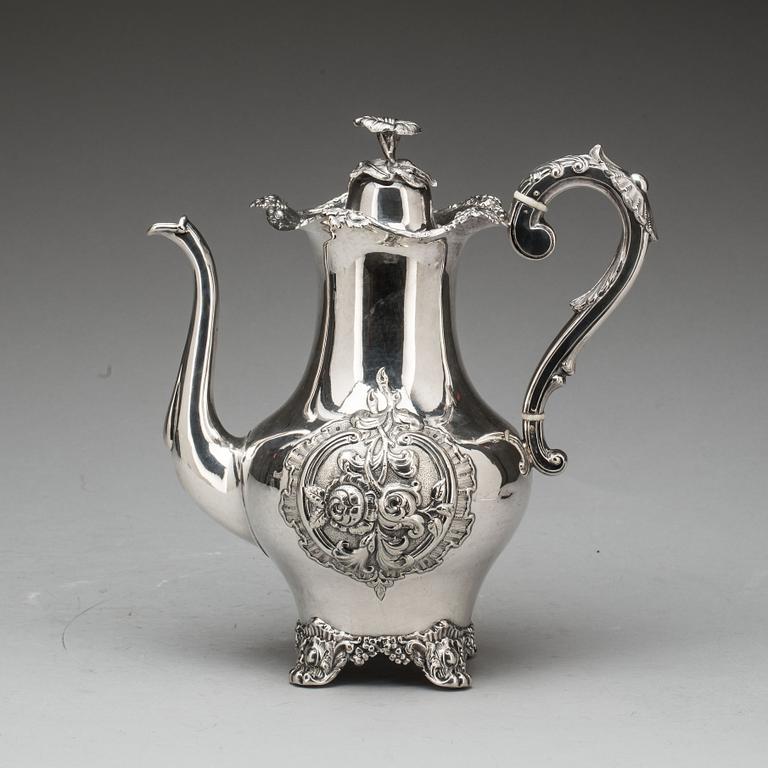 KAFFEKANNA, silver, nyrokoko. Stockholm 1861. Bl.a Christopher Creutz samt stämplad A.L. Ca 830g.