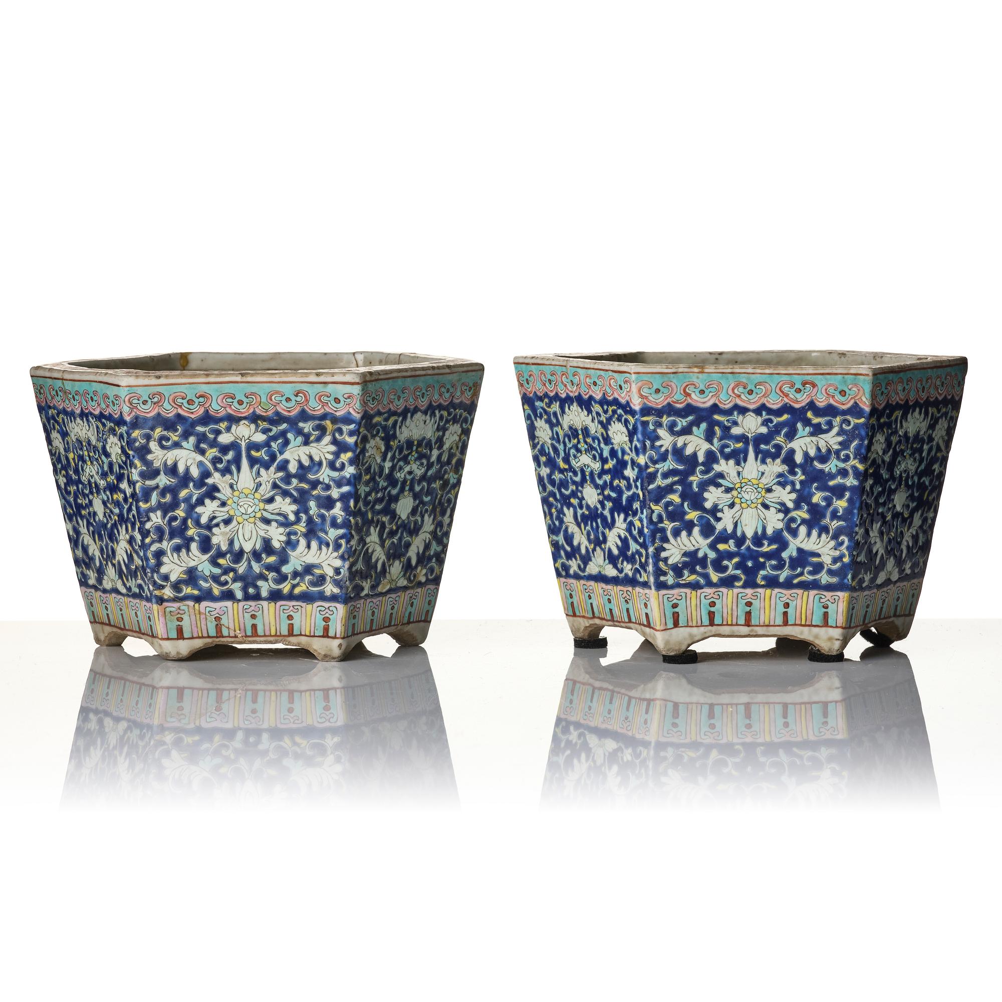 Ytterfoder, två stycken, porslin. Sen Qingdynasti/tidigt 1900-tal.