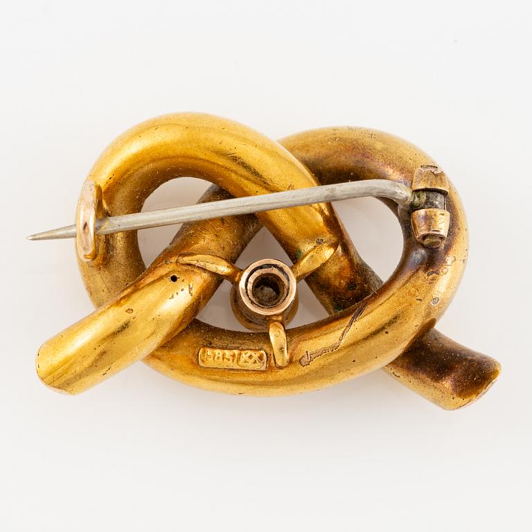 Brooch 14K gold with an old-cut diamond.