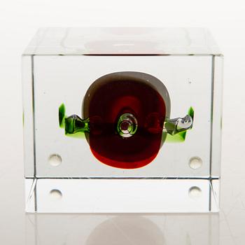 OIVA TOIKKA, AN ANNUAL CUBE, glass, signed Oiva Toikka Nuutajärvi 1997, numbered 373/2000.