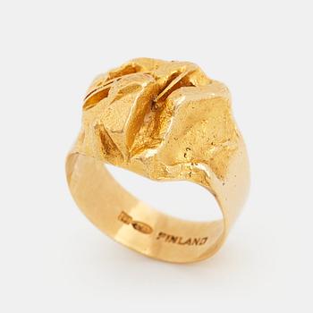 939. An 18K gold Lapponia ring "Samurai"  design Björn Weckström.