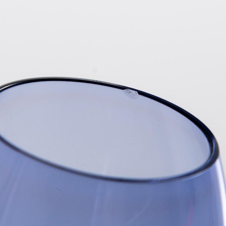 HELENA TYNELL, karahveja, 2 kpl ja juomalaseja, 6 kpl, "Pingviini", Riihimäen Lasi Oy. Tuotannossa 1964-1965.