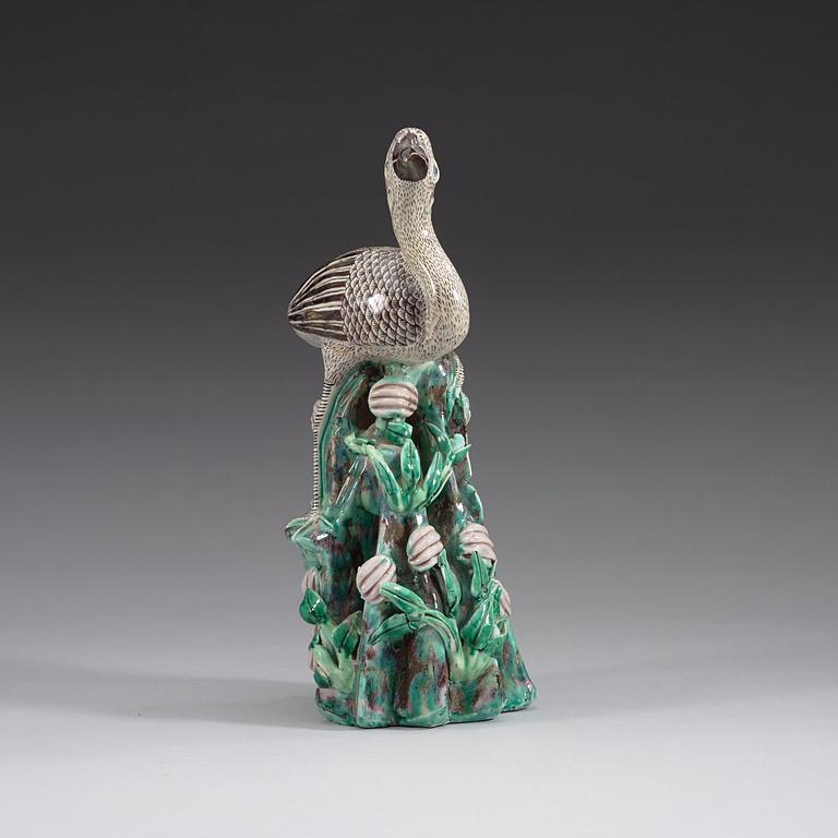 A famille verte figure of a bird, Qing dynasty, 19th Century.