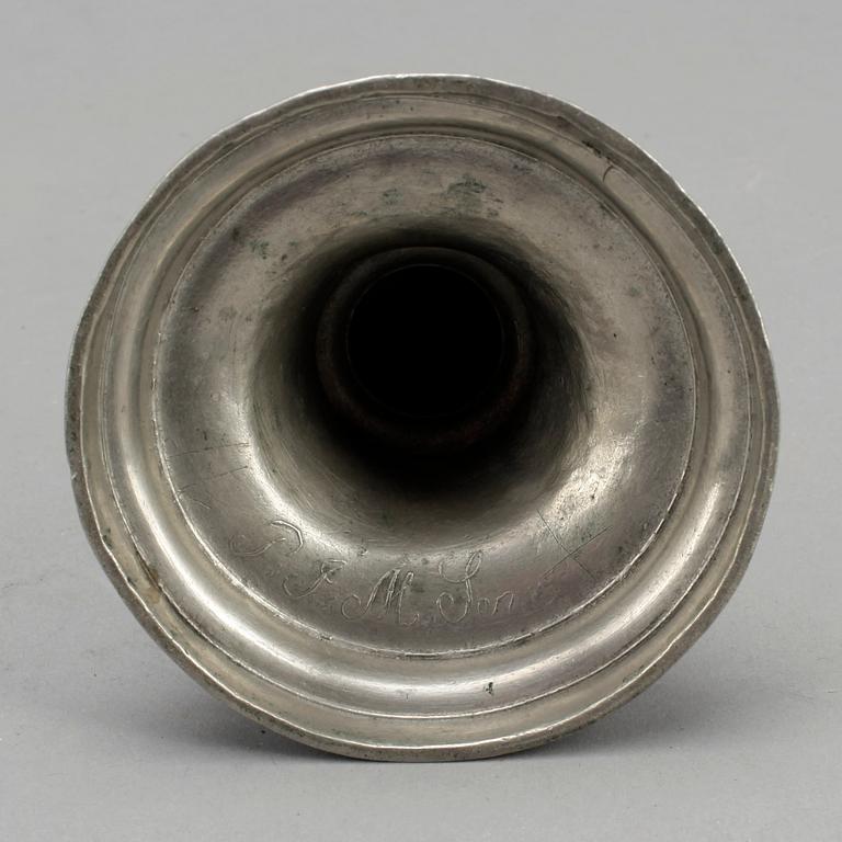 LJUSSTAKAR, 2 st snarlika, tenn, 1700/1800-tal.