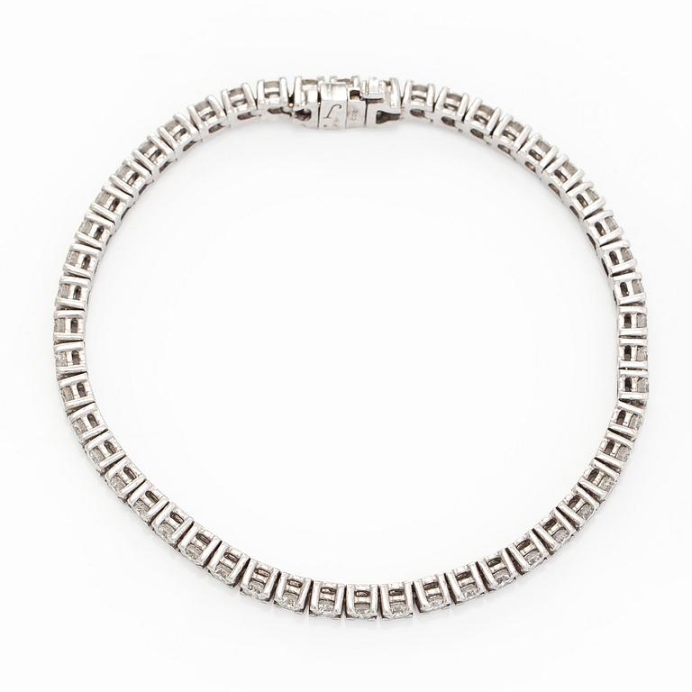 Tennisarmband, 14K vitguld och briljantslipade diamanter.
