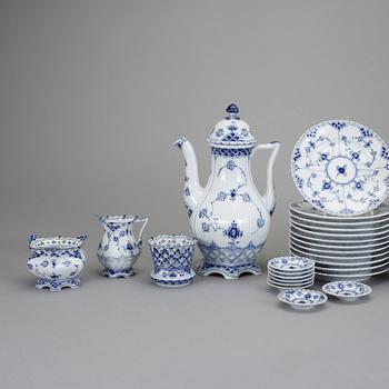 KAFFESERVIS, 37 delar, porslin, "Musselmalet", Royal Copenhagen, Danmark.