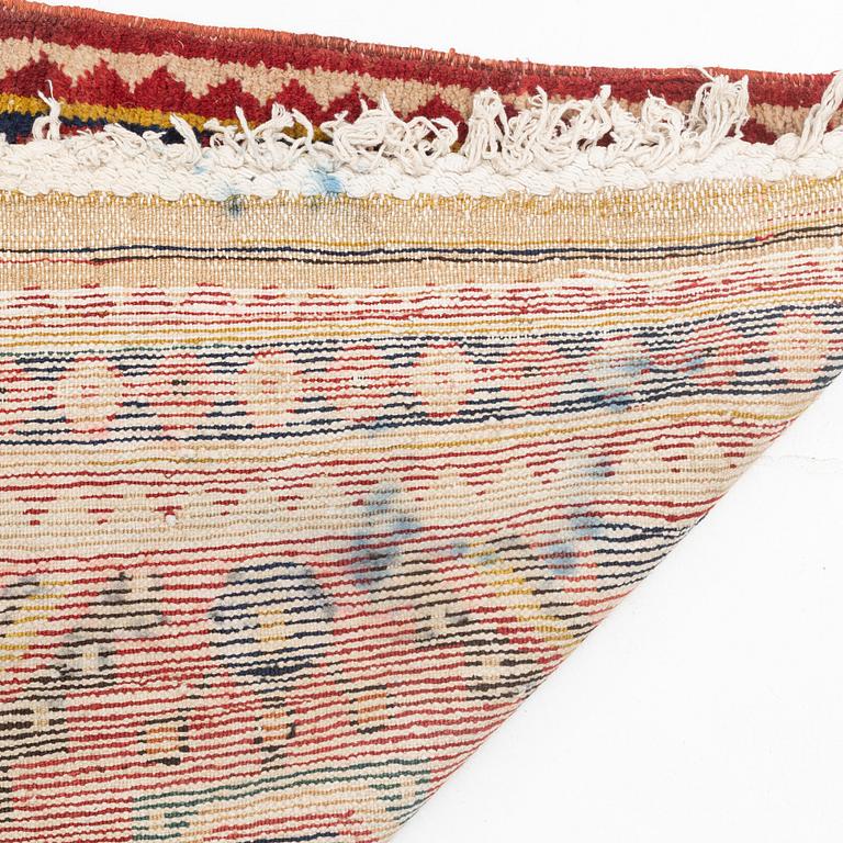 A semi-antique Khersake-Bakthiari carpet, ca 268 x 128-145 cm.