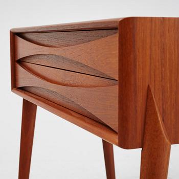 Rimbert Sandholdt, teak bedside table
AB Glas &Trä Hovmantorp, 1959.