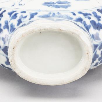 A BLUE/WHITE CHINESE QING DYNASTY VASE.