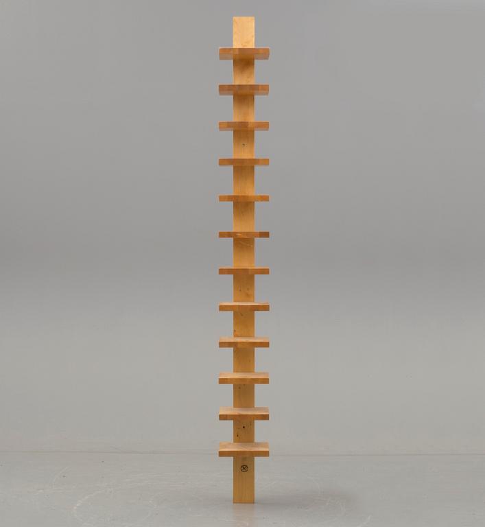 HYLLA. "Pilaster", John Kandell, Källemo AB Värnamo. 1900-talets slut.