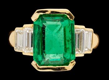 669. A gold, emerald and diamond ring.