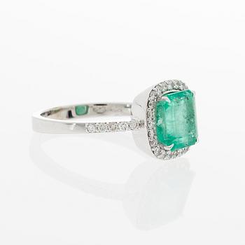 A RING, facetted emerald, brilliant cut diamonds, 14K white gold.
