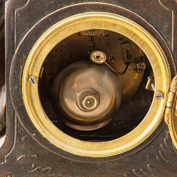 A table clock around 1900.