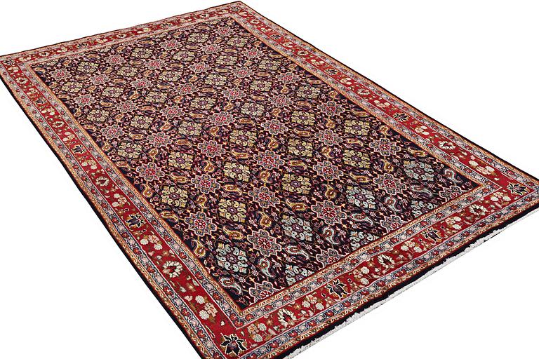 A Hamadan carpet, c. 296 x 197 cm.