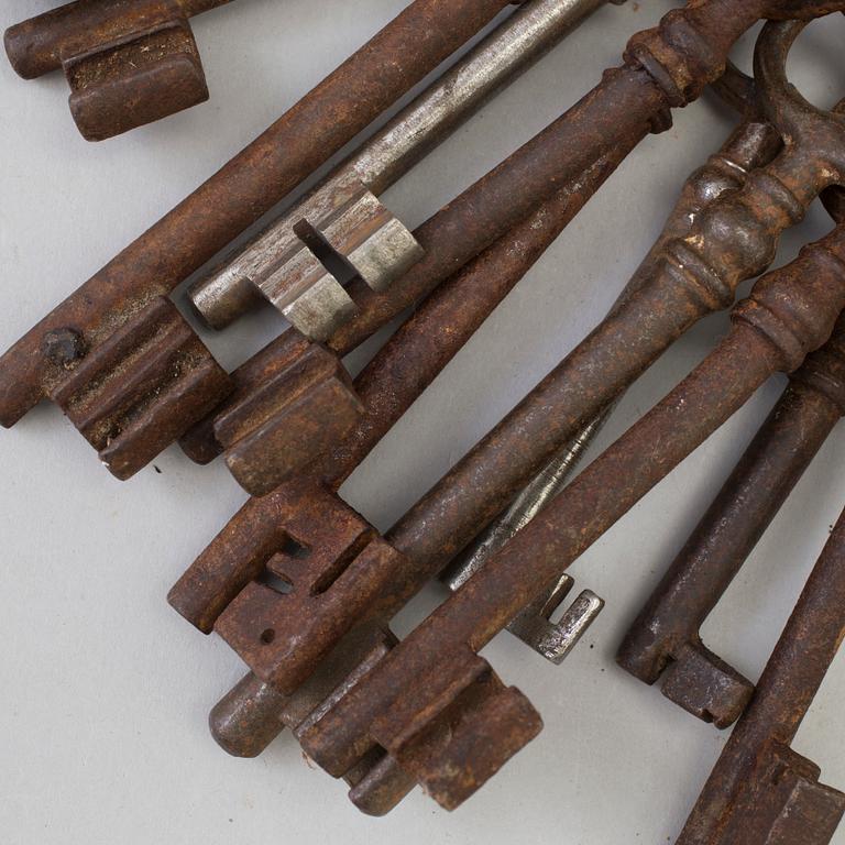 A COLLECTION OF 22 CAST IRON KEYS, 19th century.