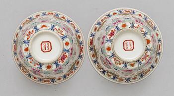 A pair of famille rose bowls, prob late Qing dynasty (1644-1920).