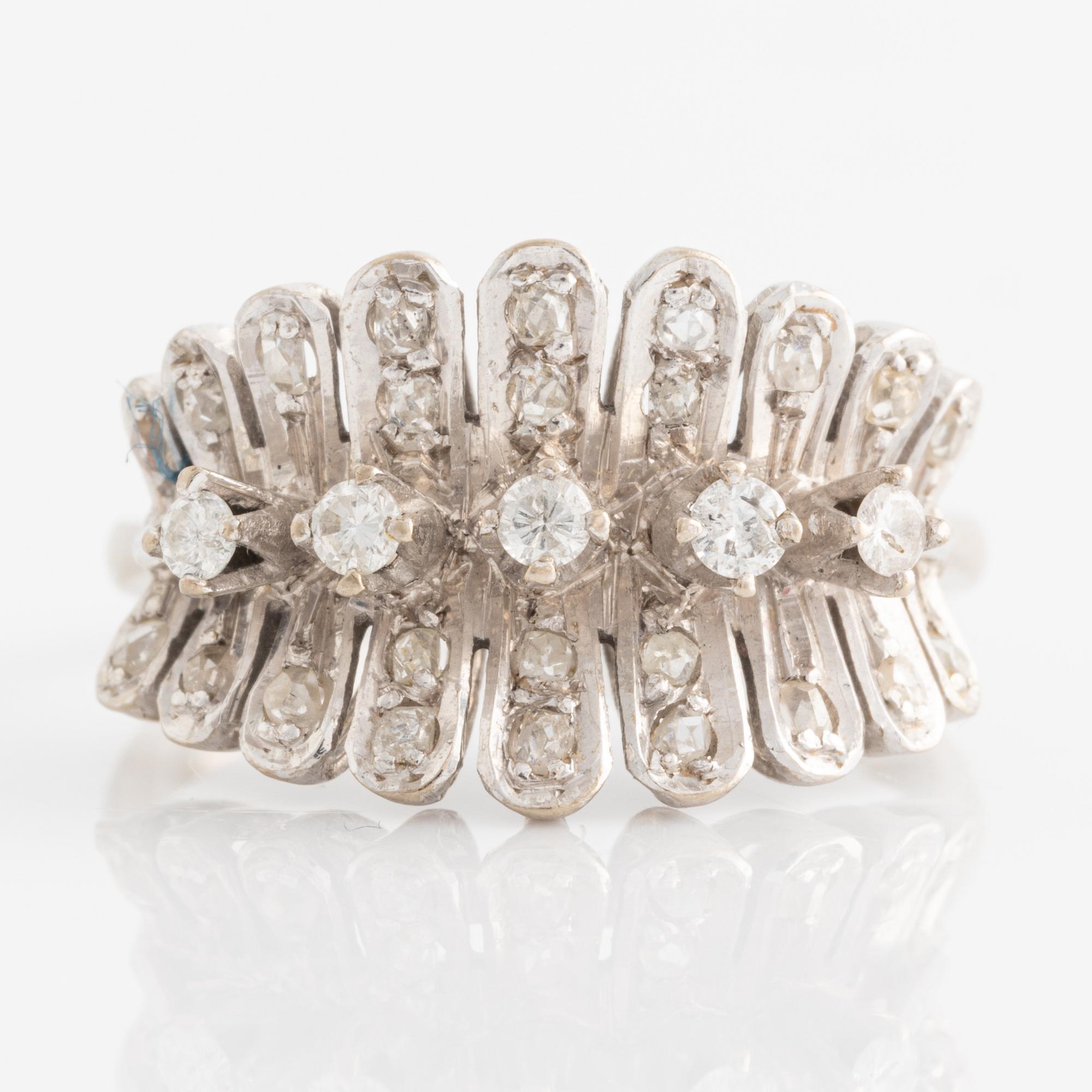 Ring, vitguld med små briljantslipade och rosenslipade diamanter.