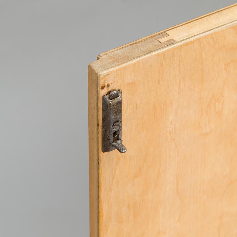 Aino Aalto, kaappi, malli 808 ja vitriini, malli 214 O.Y. Huonekalu- ja Rakennustyötehdas A.B. 1950-luvun alku.