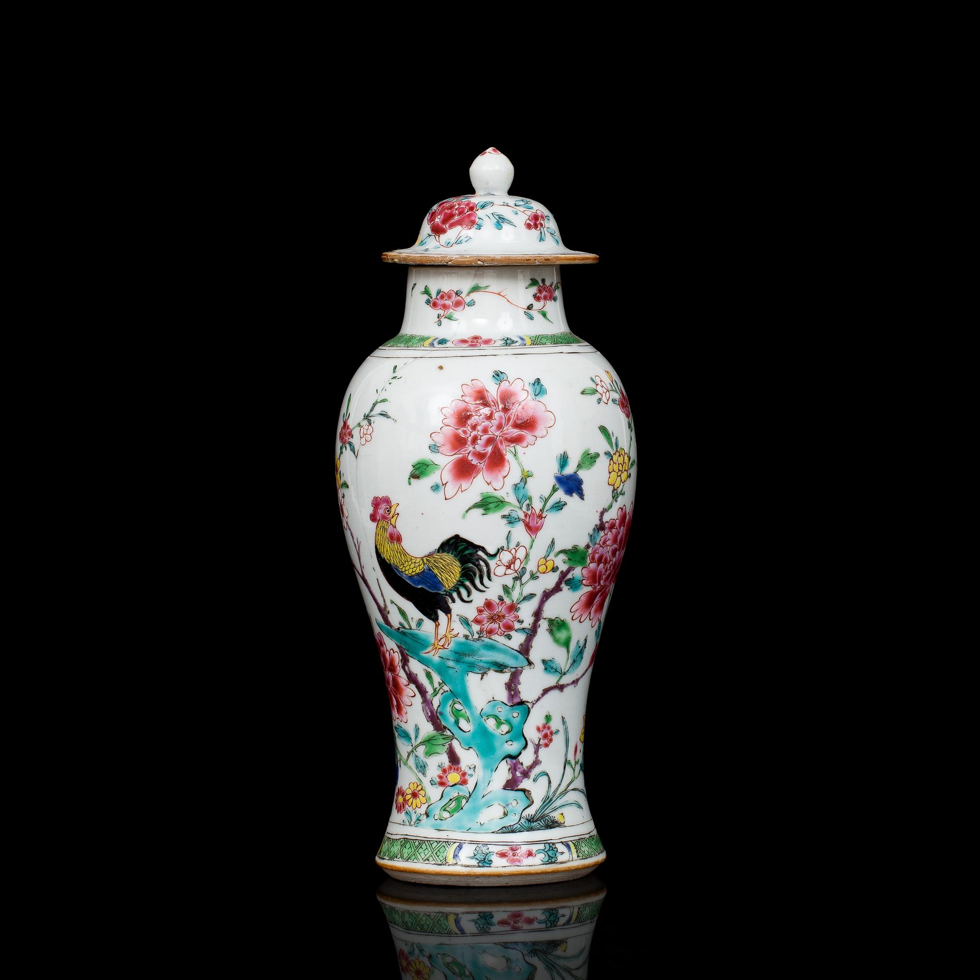 URNA MED LOCK, porslin. Kina, famille rose. 1700-tal.