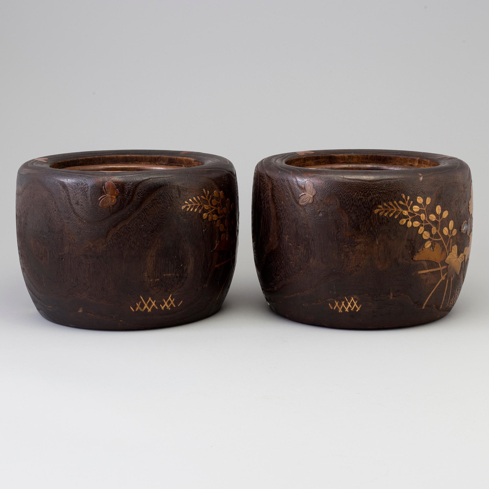 HIBICHI KRUKOR, ett par, trä med kopparinsats. Japan, Meiji (1868-1912).