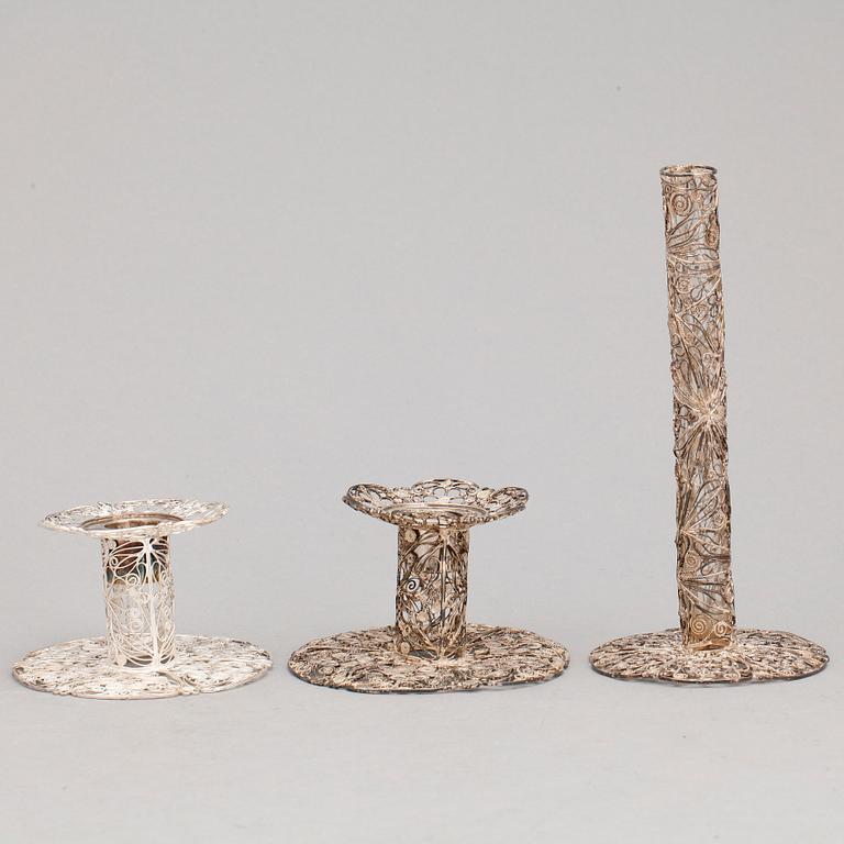 VAS samt LJUSSTAKAR, ett par, silver, filigranarbete, Kina, 1900-talets början.