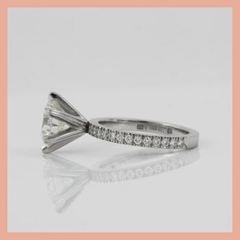 RING med briljantslipad diamant cirka 2.00 ct, kvalitet ca K-L/VS, briljantslipade diamanter på ringskena.