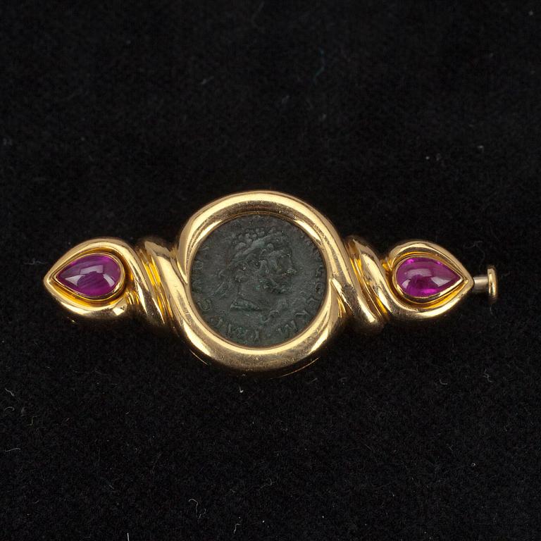BROSCH, guld 18K, röda stenar samt keramik.