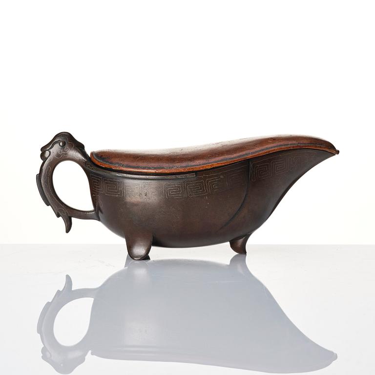 A Japanese bronze ewer with a scultpured wooden cover, Edo period (1603-1868), signed.