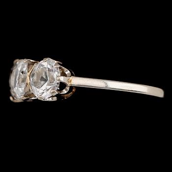 RING, 18 k vitguld, med 3 vita stenar. Total vikt ca 3 g.