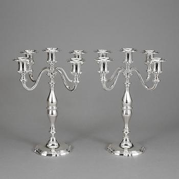 KANDELABRAR, ett par, vitmetall, Würtembergische Metallwaren Fabrik (WMF) Tyskland, omkring 1900-talets mitt.