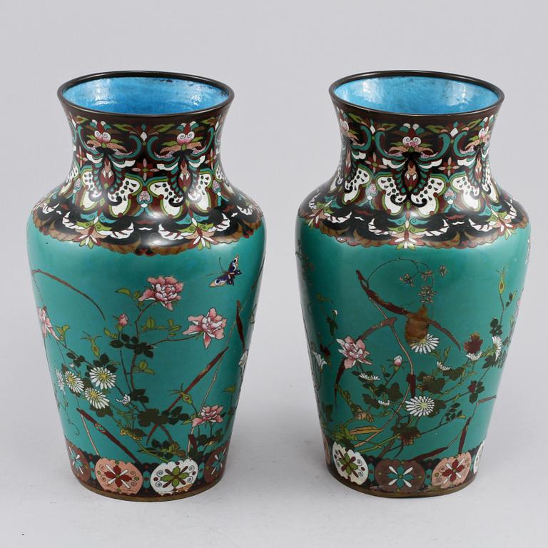 VASER, ett par, cloisonné, 1900-tal.