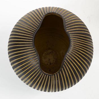 Upsala Ekeby, Ingrid Atterberg, vas, "Spiral" och Hjördis Oldfors, vas, "Kokos", lergods, Upsala-Ekeby.