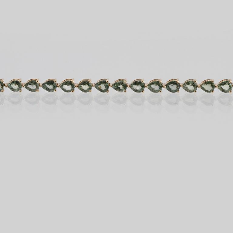 ARMBAND, 18K guld med droppslipade safirer 13.33 ct samt briljantslipad diamant 0.02 ct. Vikt 11,6 gram.