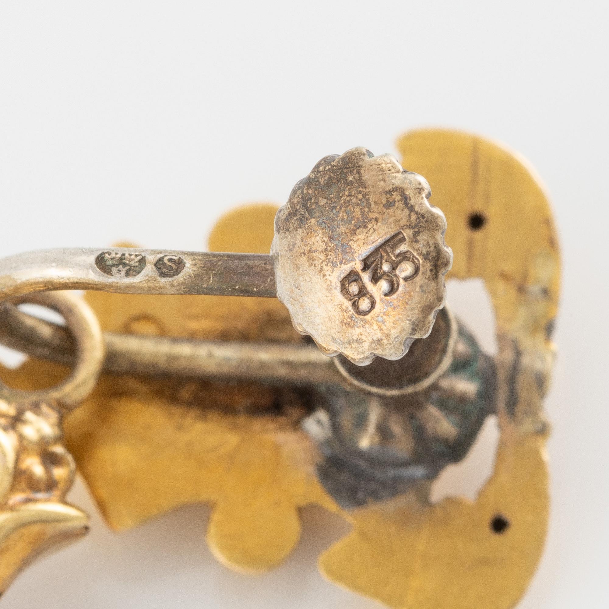 A necklace and a pair of earrings 18K gold, 19th century.