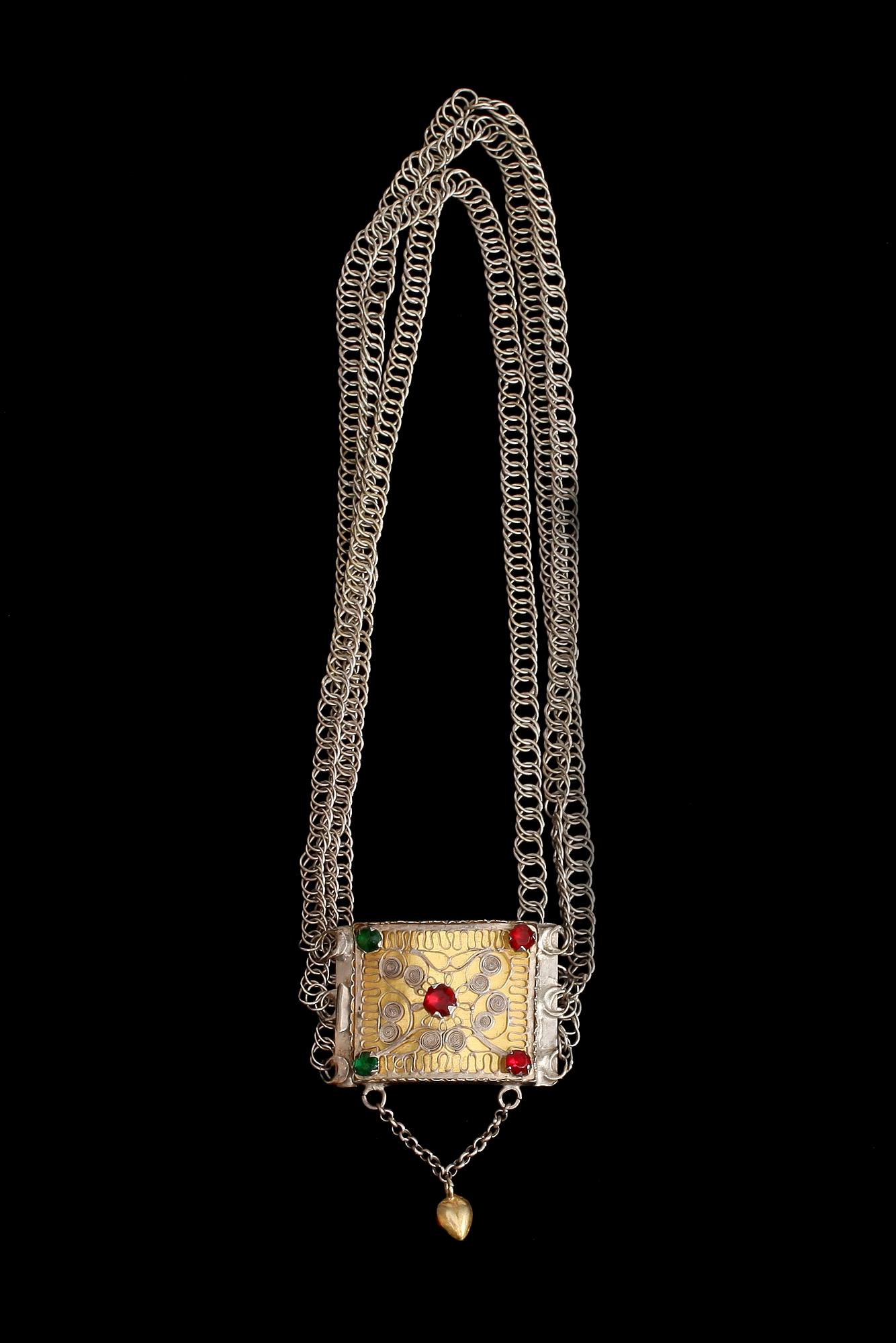 HALSLÅS, silver med filigranarbete samt färgade glasstenar. Johan Samuel Gottfrid Lange, Växjö, 1818. Vikt40 g.