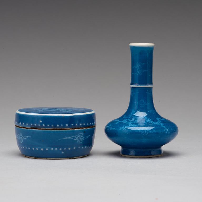 A blue and white box with cover and a vase, Qing dynasty, 17th Century.