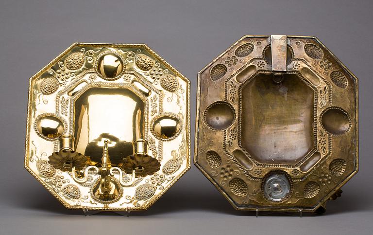 LJUSPLÅTAR, ett par, barockstil, 18/1900-tal.