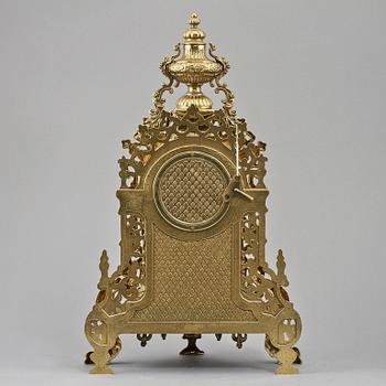 GARNITYR, 3 delar, gulmetall, Louis XVI-stil, 1900/2000-tal.
