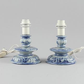 BORDSLAMPOR, ett par, fajans, 1900-tal.