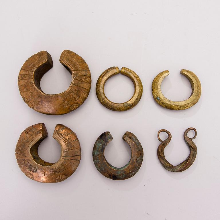 A SET OF SIX 20TH CENTURY NIGERIAN COINS / MANILLAS.