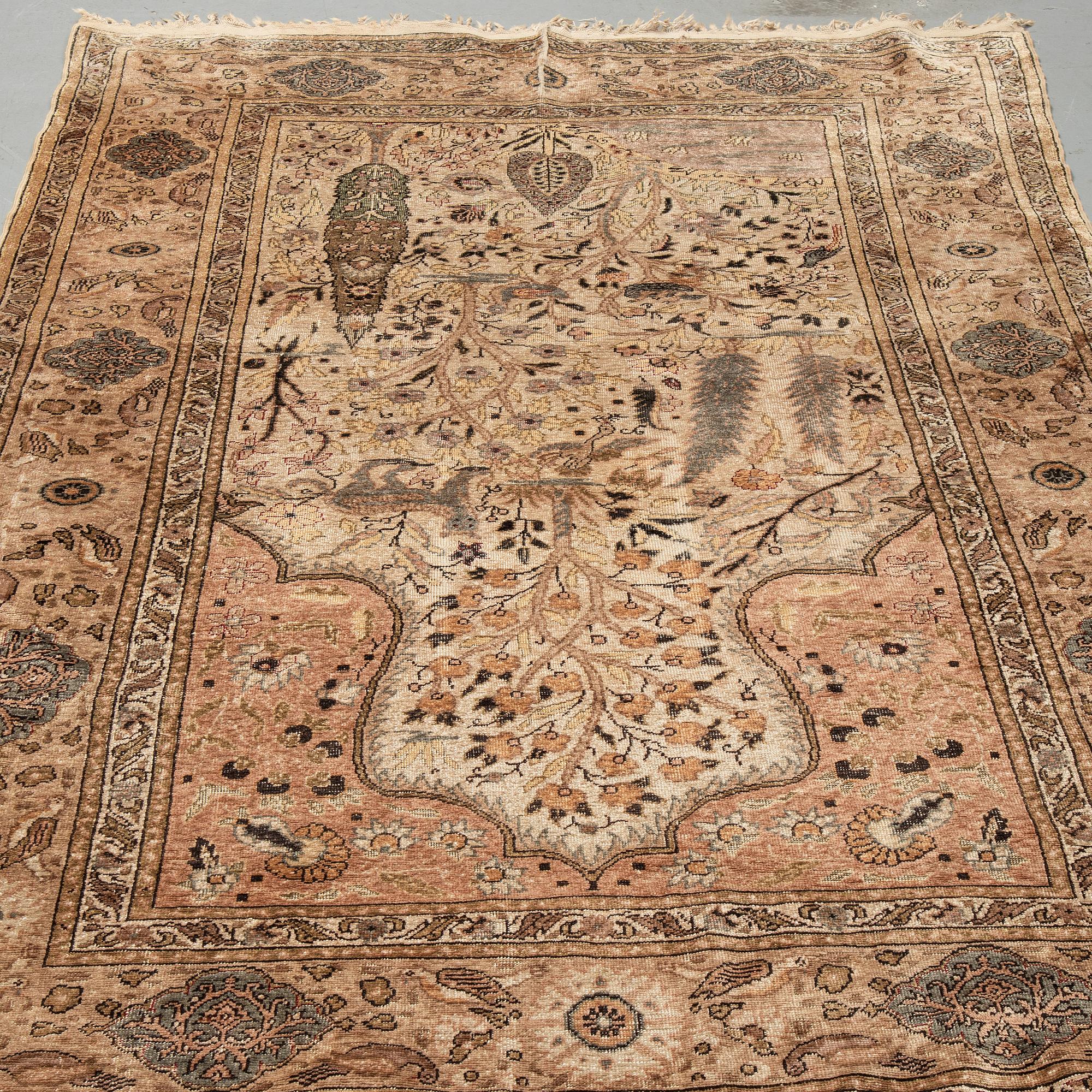 A rug, a semi-antique Kayseri, ca 180-182,5 x 121,5-125,5 cm (as well as the ends with 2 and 3 cm flat weave).