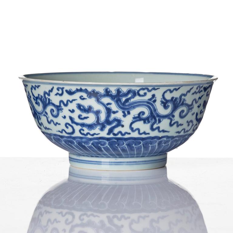 Skål, porslin. Qingdynastin, Yongzheng (1723-35).