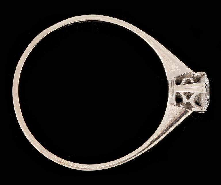 RING, 18 k vitguld med briljantslipad diamant 0.31 ct enligt gravyr.