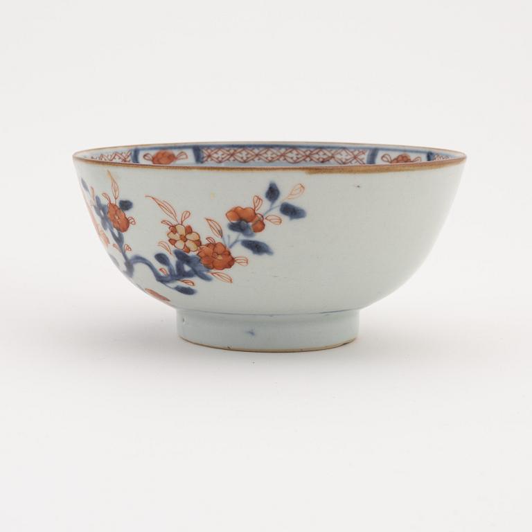 A set with two imari dishes and a bowl, Qing dynasty, early 18th Century.