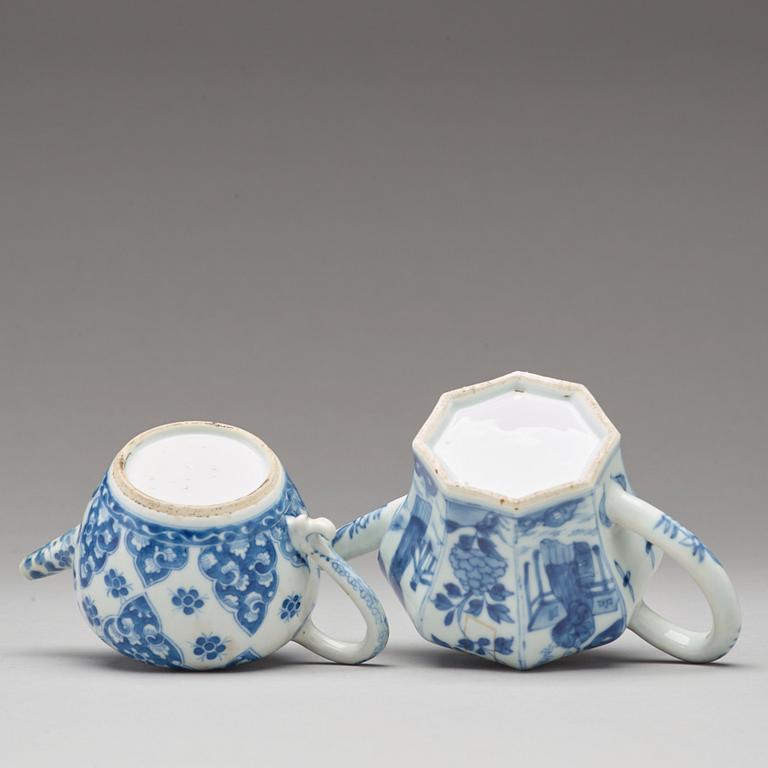 Two blue and white teapots, Qing dynasty, Kangxi (1662-1722).