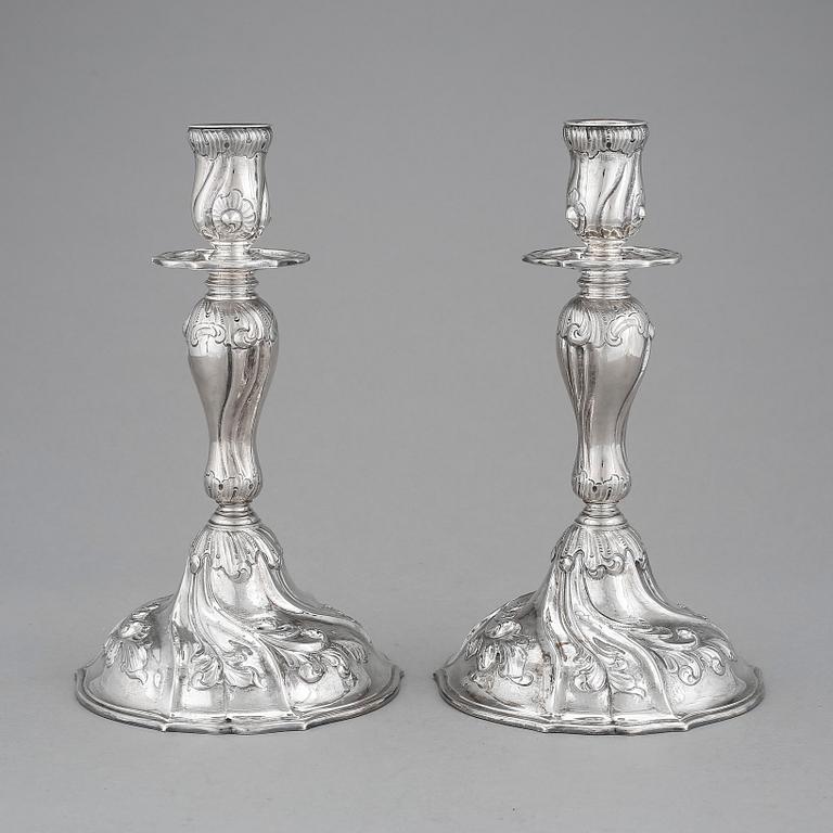 LJUSSTAKAR, ett par, silver, rokokostil, svenska importstämplar, 1900-tal. Vikt ca 933g.