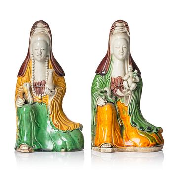 860. Two bisquit figurines of Guanyin, Qing dynasty, Kangxi (1662-1722).