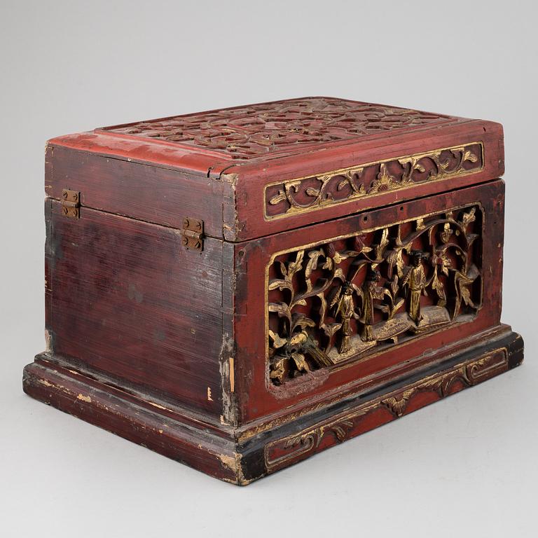 A large red lacquered Chinese box Qing dynasty, 19th century.