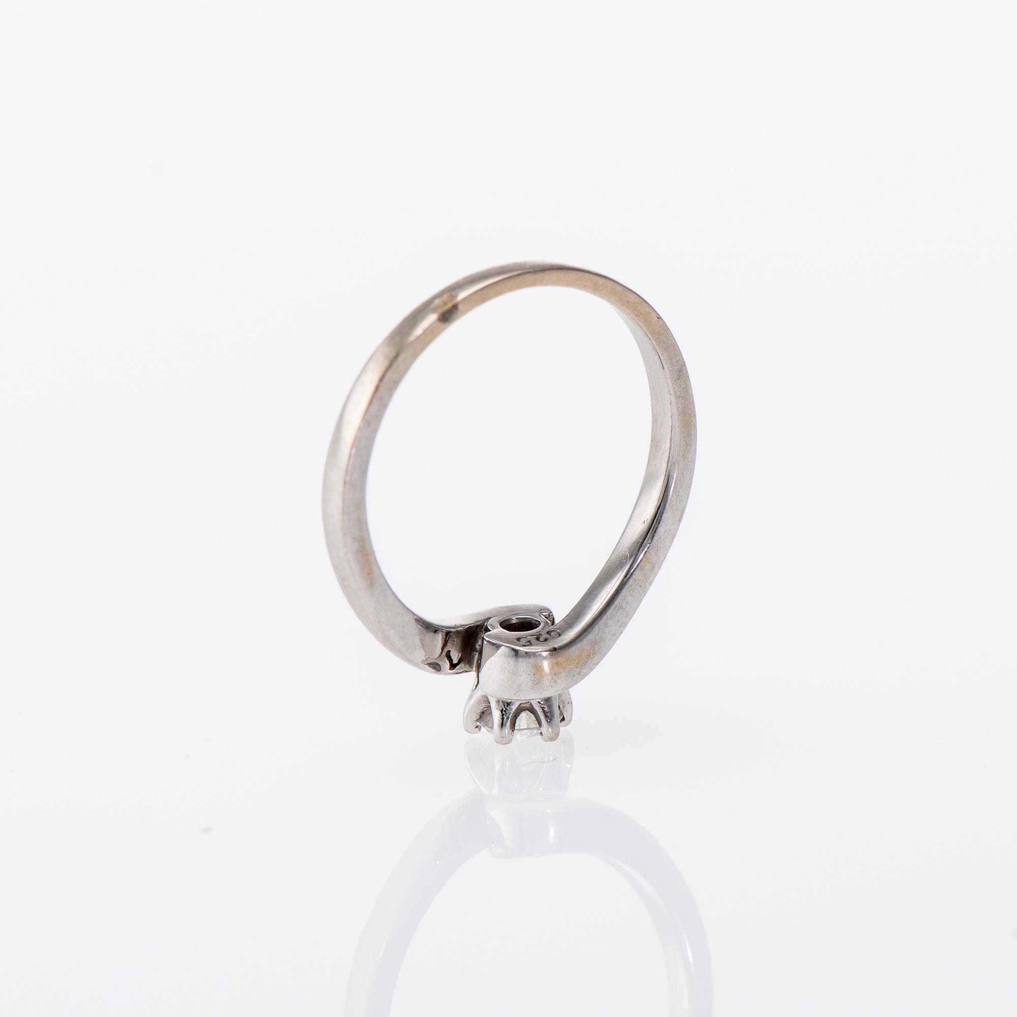 RING, 18K vitguld, ca 0,25 ct. Vikt 3,5 g.